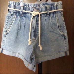 Beautiful NWOT Aeropostale Distressed Denim High Waist Loose Shorts, Size 6